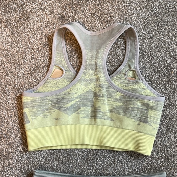 Gymshark adapt seamless set. XS top and XS bottom. In great condition. - Picture 3 of 5
